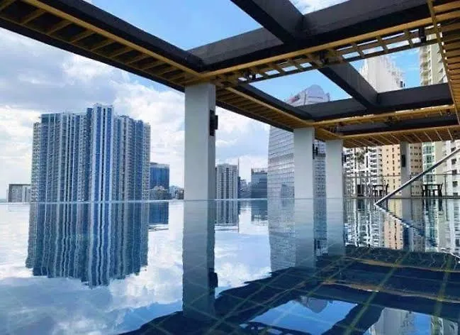 Aura Luxe Stays At Bcct Manila Aparthotel