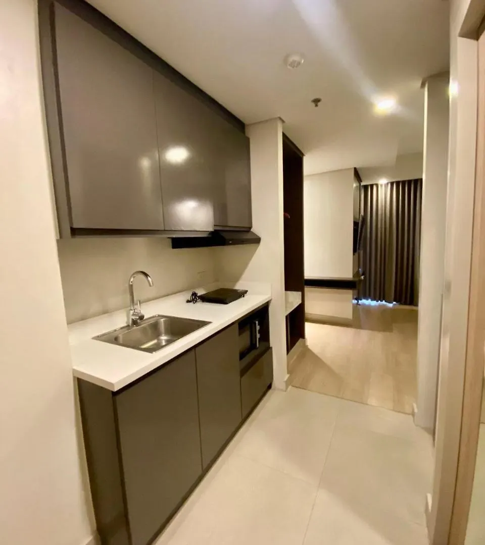 Aura Luxe Stays At Bcct Manila Aparthotel